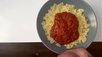 JE MANGE LES PATES AU SPERME DE MON HOMME ET J'ADORE CA !