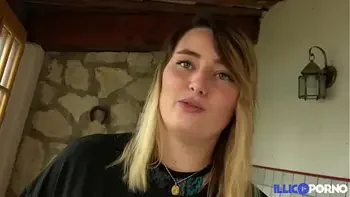 Davina, belle coquine, adore la sodomie sous la pluie