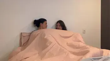 Tengo sexo con la mejor amiga de mi esposo y nos descubren.