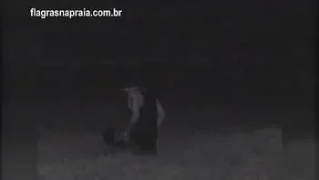 Filmei um casal fazendo sexo na praia a noite. Um segurança botou eles pra correr