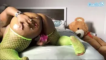 Camsoda - Ms. London Fat Booty debuts Masturbates