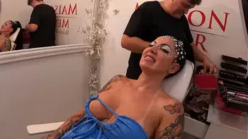 Elisa Sanches se prepara para desfilar no bloco de carnaval do Meyer 2023