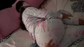 Me quedé cuidando a mi dulce hermanastra y la fui a visitar en la noche, como le gusta