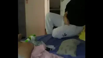 Trio casero con mi esposa y su amiga. Le afeitados la vagina antes de comérsela.