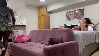 MINHA NOVINHA TROUXE A FERNANDA CHOCOLATE AMIGA DELA EM CASA E EU COMI ELA SEM ELA VER DE TESÃO PRETA GOSTOSA (Completo no rádio ligado meu)