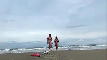 Transando em público na praia com a gostosa da Camila Vegas COMPLETO NO RED