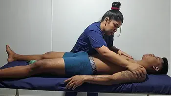 Un masaje relajante para este sexy chico, me pone tan cachonda pt2 me pone tan cachonda verlo semidesnudo