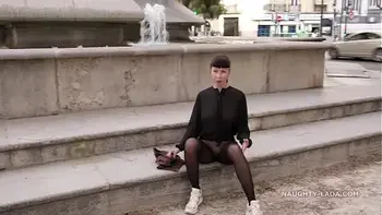 No skirt seamless pantyhose in public