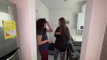 Mi novia me descubre siendo infiel en una llamada caliente mientras la tenemos en la habitación de invitados