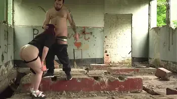 Бык кончает в жену куколда на заброшке