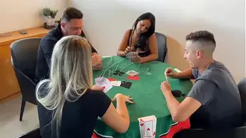 Um jogo de cartas acabou em troca de casal com Kel Abate e a Bruna Carlos! Continua no RED.