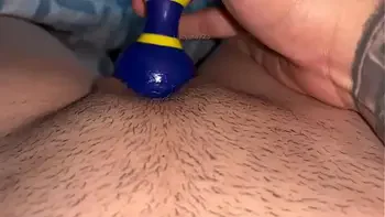 (PONTE AURICULARES) Estoy demasiado caliente masturbándome en un dia lluvioso, entrar QUIERO GEMIRTE