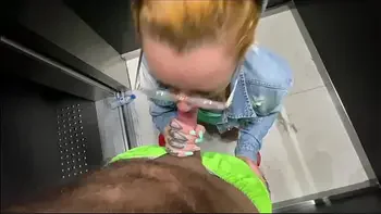I lowered the redheaded neighbor's pants inside the elevator and put the dick in her pink pussy