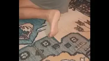 Olgun türk kadın seksi tül çorapla halı siliyor