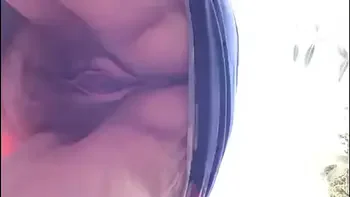 Oma harige kut onder jurk