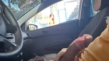 Pedindo informações na rua para uma bela mulher no ponto de ônibus!