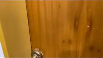 Profesor de aerobico me encuentra en el baño y me coje antes de que llegue mi novio