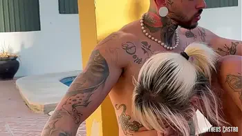 Menage na piscina - a primeira vez da francesa em um ménage