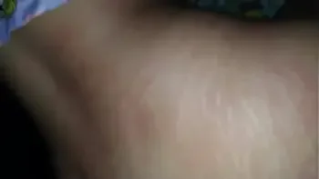 Coño virgen de hermanastra es follada con las bragas puestas. La puta me dice mi amor mientras la follo, Video real casero