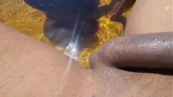 Na Praia Novinha Ficou Com Vergonha de Continua Mamando Por Causa de Estranhos Olhando | Halloween