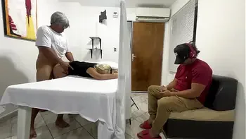 A mi Esposa le Estan Haciendo Masajes al lado Pero yo no Puedo Ver me Parece Que el Doctor es un Pervertido NTR JAV