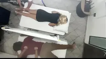 Masaje Erotico en El Cuerpo de la Hermosa Esposa al Lado de su Marido en el Salon de Masajes en Pareja Quedo Grabado Como La Esposa es Manipulada por el Medico y Luego Follada al lado de su Marido NTR