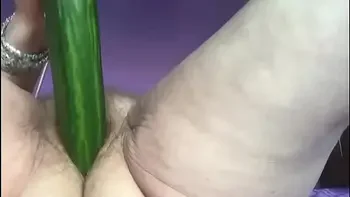 Oma neukt kut met komkommer