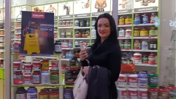 Succhia e beve sborra di due cazzoni nel cesso di un centro commerciale