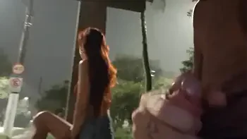 Punheta arriscada na rua pra ruiva gostosa no ponto de onibus