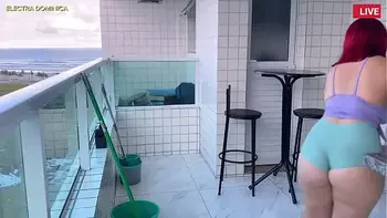 Contratei a empregada safada que fica de shortinho, que delícia essa bunda, fico louco de tesão