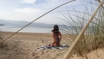 I filmed a curvy MILF changing clothes and doing Exercises on the Beach