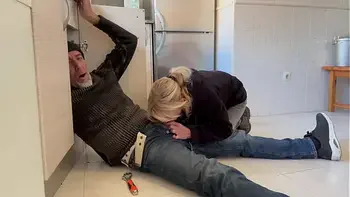 HOT WIFE BLOWJOB TO THE PLUMBER IN THE KITCHEN WITH CUM IN MOUNTH