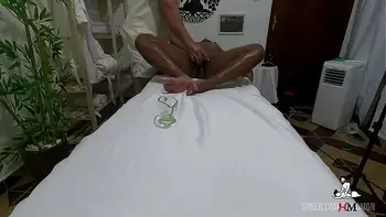 FLAGRANTE - Pretinha gostosa personal da academia foi filmada PELADINHA chupando o terapeuta -  Massagem tantrica