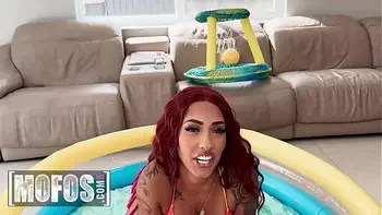 Kona Jade Celebrates Her Million Followers By Fucking Her Nosy Neighbour Berry McKockiner Live - MOFOS