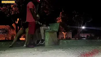 UM CARA FUDIDO NAO PODE PAGA O MOTEL E QUIS SEXO COM DUAS GAROTAS EM PRAÇA APOS UMA FESTA EM CIDADE DO ENTERIOR