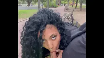 TOMANDO LECHE EN UN PARQUE PÚBLICO DE DIA EN BUENOS AIRES