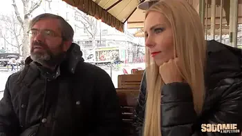 Florane, blonde coquine, est offerte à un inconnu