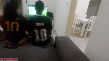 fiz sexo com amigo do meu marido por causa de uma aposta, fiquei com tesão e acabei fazendo DP com os dois