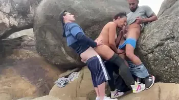 Casada fudendo na praia com dois.
