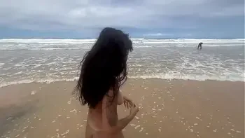 Fui na praia de nudismo tomar banho de mar e acabei tomando banho de porra