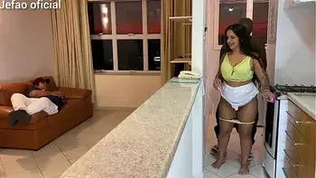 Fui arruma a maquina se uma cliente, e o marido intertido com a televisão,  e deixou q mulher gostosa do meu lado, fodi ela bem gostoso