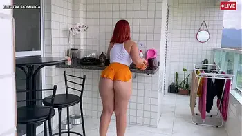 Contratei essa empregada, ela é mais gostosa pessoalmente, esse shorts socado é um tesão, fiquei excitado