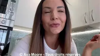 Salope Francaise suce un mec alors qu'il dort... Elle s'empale sur sa queue et le fait éjaculer dans sa chatte