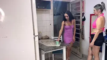 A vizinha fofoqueira e curiosa venho pedir açúcar de madrugada pra ser fundida e chupada com vontade! (Diz ela meu marido não me fode a muito tempo ).