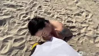 Gostosa safada encontrou fã na praia e fez sexo ao ar livre sem camisinha, vídeo amador!