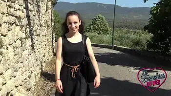 Amandine se laisse guider par la coquine Marie