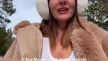 Deux Copines Salopes Sucent Des Queues Dans la Neige et Finissent le Visage Recouvert de Sperme