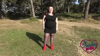 Jade, une ronde très coquine qui adore l'exhib