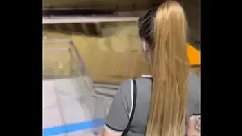 Fiquei com tanto tesão dentro da estação do metrô minha buceta estava toda molhada ! Fui da no banheiro e chupa esse pau grosso do meu marido .(EM PUBLICO)