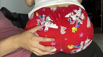 Hijastra Inocente Sentada en las Piernas de su Padrastro Para Comer Mientras el Pervertido Disfruta de su Culo